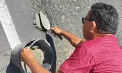 Buraco em avenida provoca acidente e morador faz reparo por conta própria