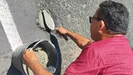 Buraco em avenida provoca acidente e morador faz reparo por conta própria (Foto: Conecta Piauí)