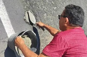 Buraco em avenida provoca acidente e morador faz reparo por conta própria (Foto: Conecta Piauí)