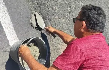 Buraco em avenida provoca acidente e morador faz reparo por conta própria