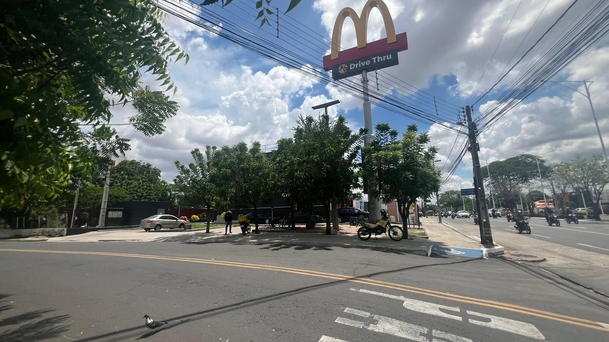 Burger King retira todas as árvores em nova unidade inaugurada na Frei Serafim, em Teresina