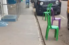 Cadeiras e cones 'reservam' vagas no centro de São Raimundo Nonato