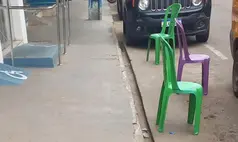 Cadeiras e cones 'reservam' vagas no centro de São Raimundo Nonato