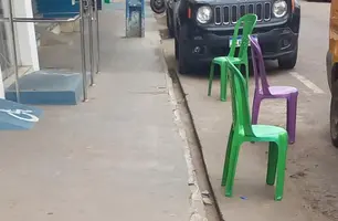 Cadeiras e cones 'reservam' vagas no centro de São Raimundo Nonato (Foto: Reprodução)