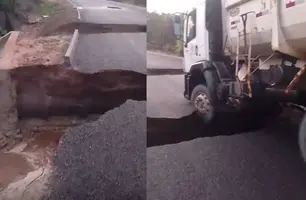 Caminhão baú fica preso em crateras formadas por fortes chuvas em estrada do PI (Foto: Reprodução)