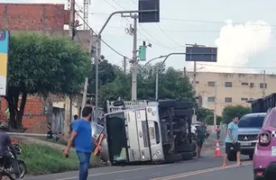 Caminhão carregado com óleo vegetal tomba na BR-230 em Oeiras (Foto: Reprodução)
