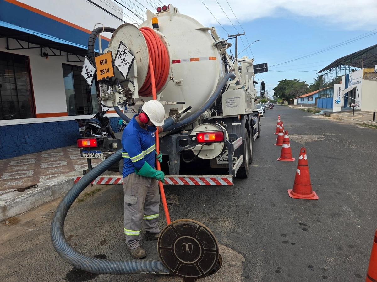 Caminhão hidrojato fazendo sucção de PV obstruído em Parnaíba