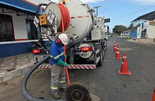 Caminhão hidrojato fazendo sucção de PV obstruído em Parnaíba (Foto: Reprodução)