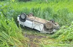 Carro da Secretaria de Saúde de Amarante capota na BR-343 e deixa sete feridos