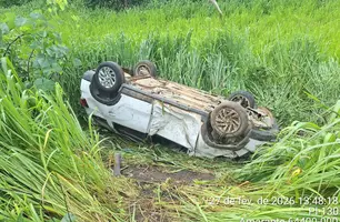 Carro da Secretaria de Saúde de Amarante capota na BR-343 e deixa sete feridos (Foto: Reprodução)