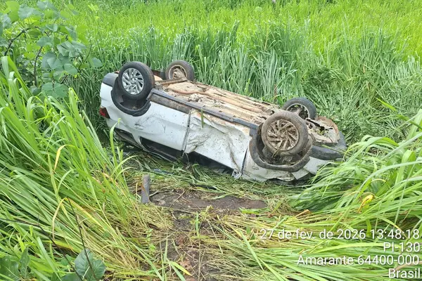 Carro da Secretaria de Saúde de Amarante capota na BR-343 e deixa sete feridos