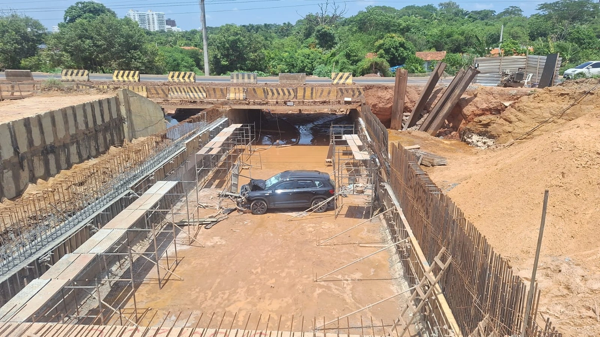 Carro perde controle, invade obra na BR-226 e cai em fosso de ponte em construção