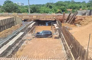 Carro perde controle, invade obra na BR-226 e cai em fosso de ponte em construção (Foto: Reprodução)