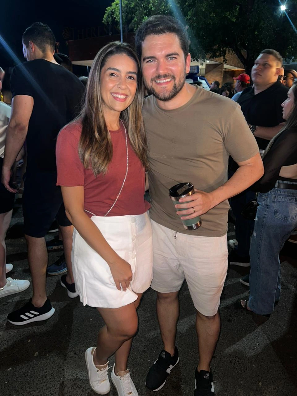 Casal Dani Claudino e Jorge Filho em noite de "Bloquinho do Bosque", em Teresina