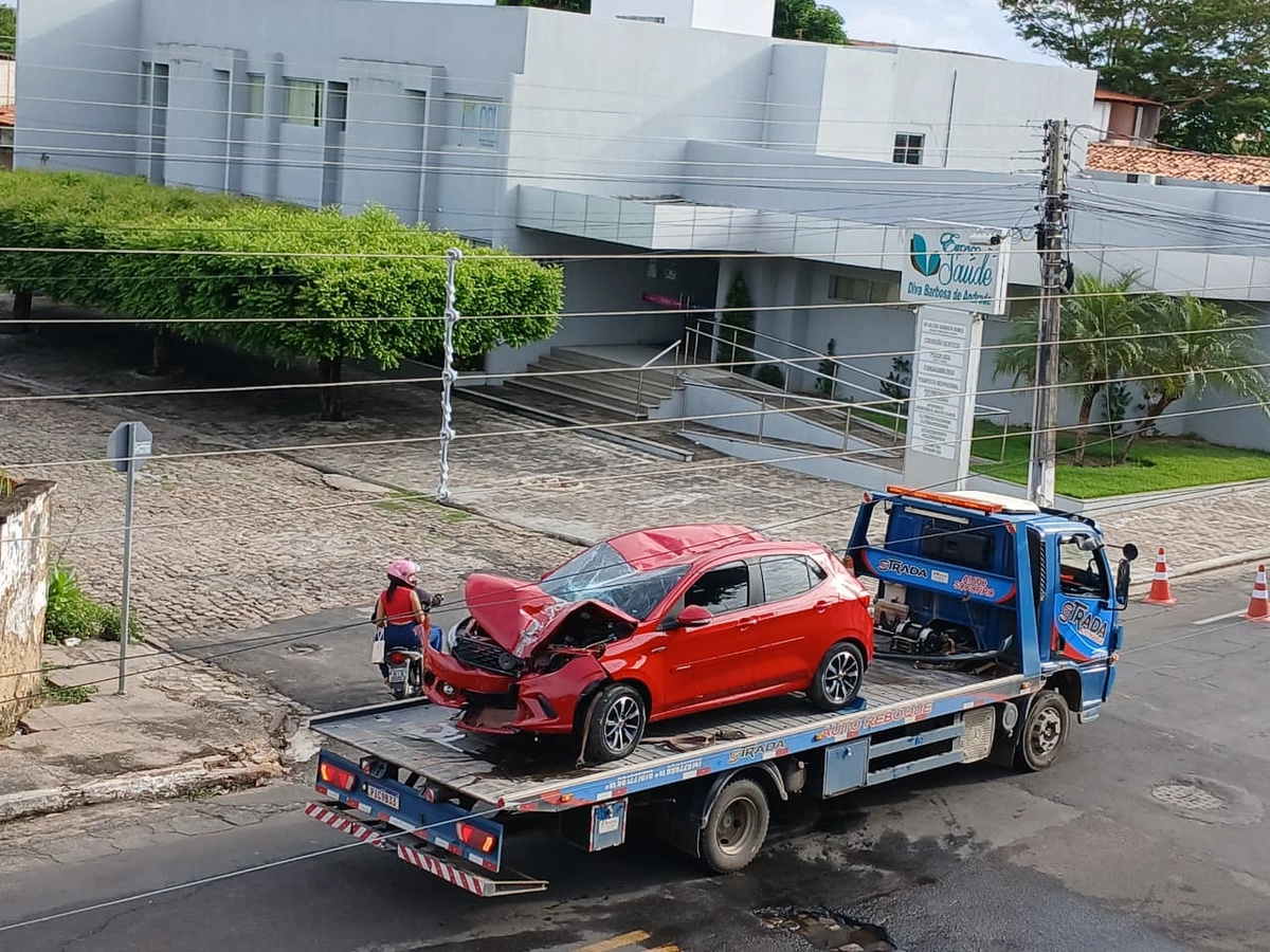 Casal fica ferido após carro colidir com poste em avenida de Floriano