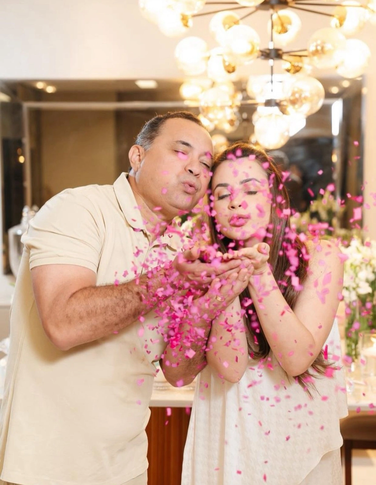 Casal Josiene Campelo e Evaldo Gomes revelam que será pais de uma menina