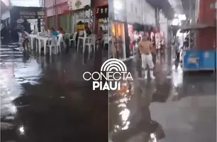 Chuva volta a alagar praça de alimentação do Mercado do Dirceu I (Foto: Reprodução)
