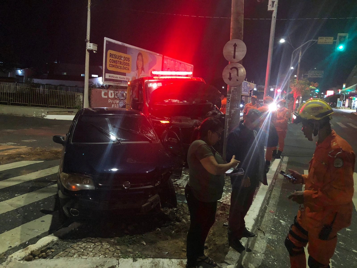 Colisão entre ambulância e carro deixa mulher ferida em Teresina