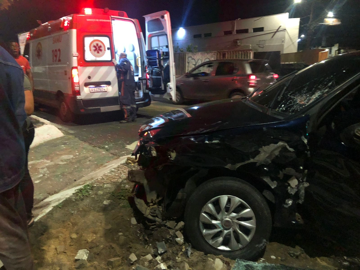 Colisão entre ambulância e carro deixa mulher ferida em Teresina