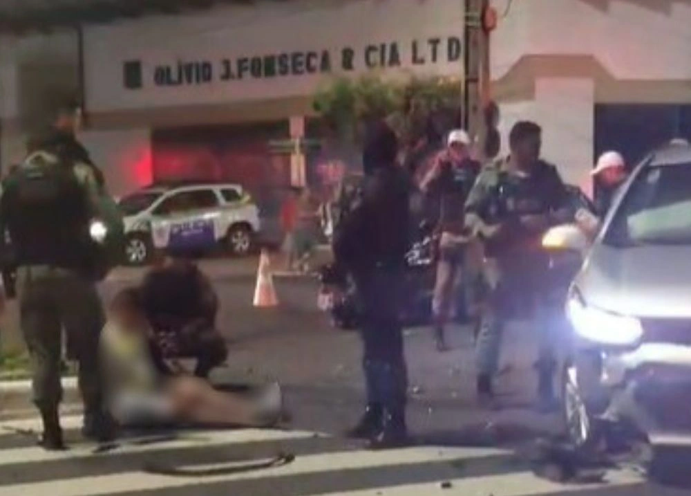 Colisão entre carro e moto deixa homem ferido da av. Miguel Rosa