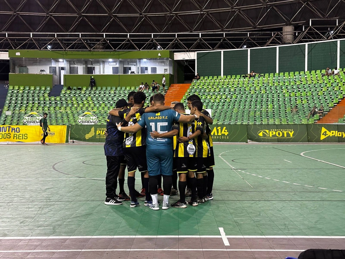 Copa dos Campeões define classificados com goleadas e emoção nos grupos A e B