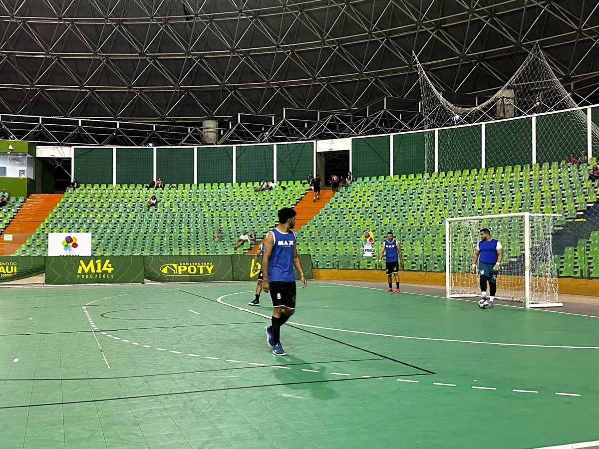 Copa dos Campeões define classificados com goleadas e emoção nos grupos A e B