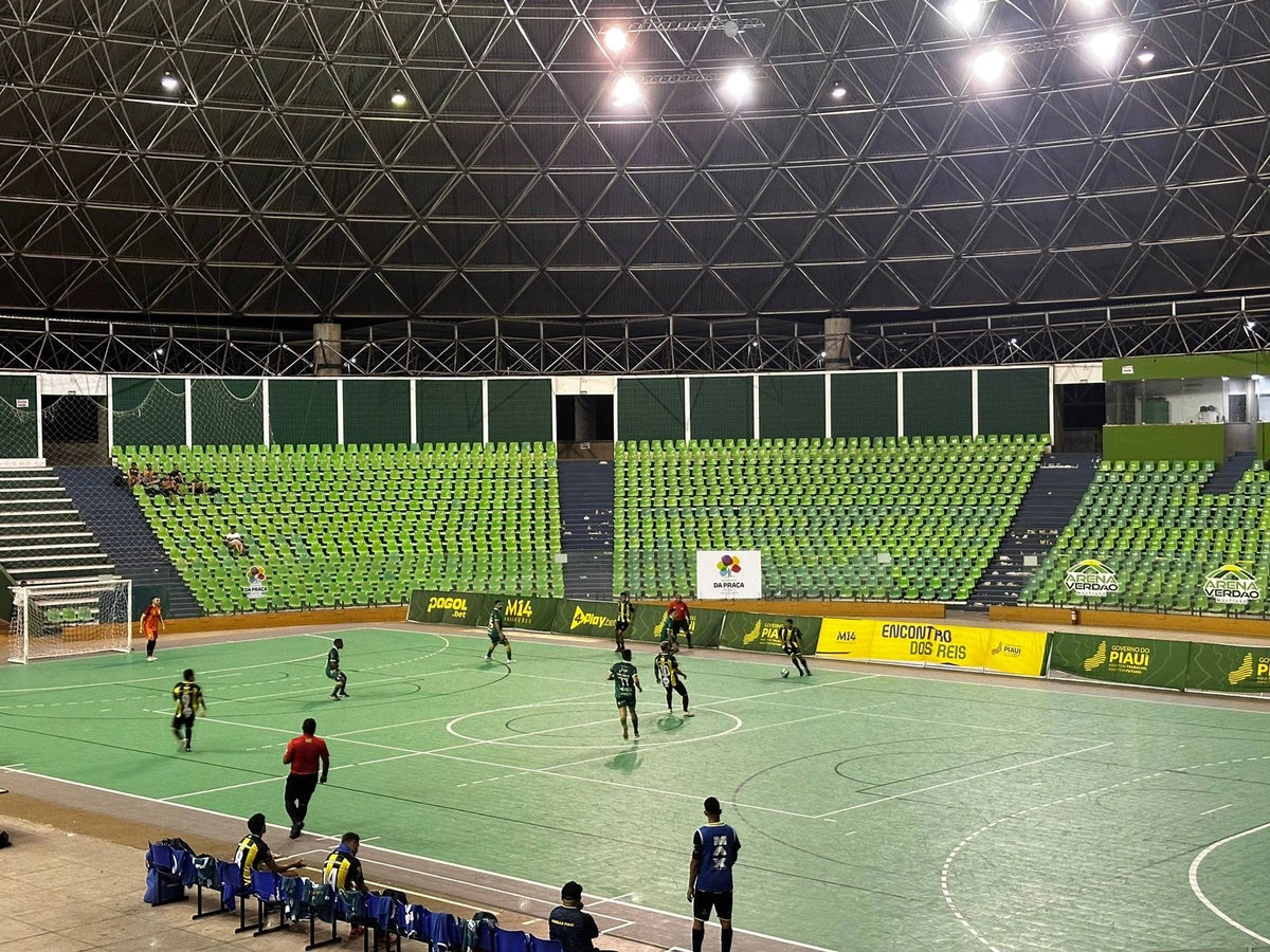 Copa dos Campeões define classificados com goleadas e emoção nos grupos A e B