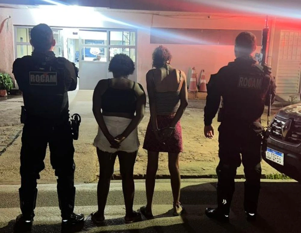 Duas mulheres com mandados por tráfico e furto são presas pela ROCAM em Picos