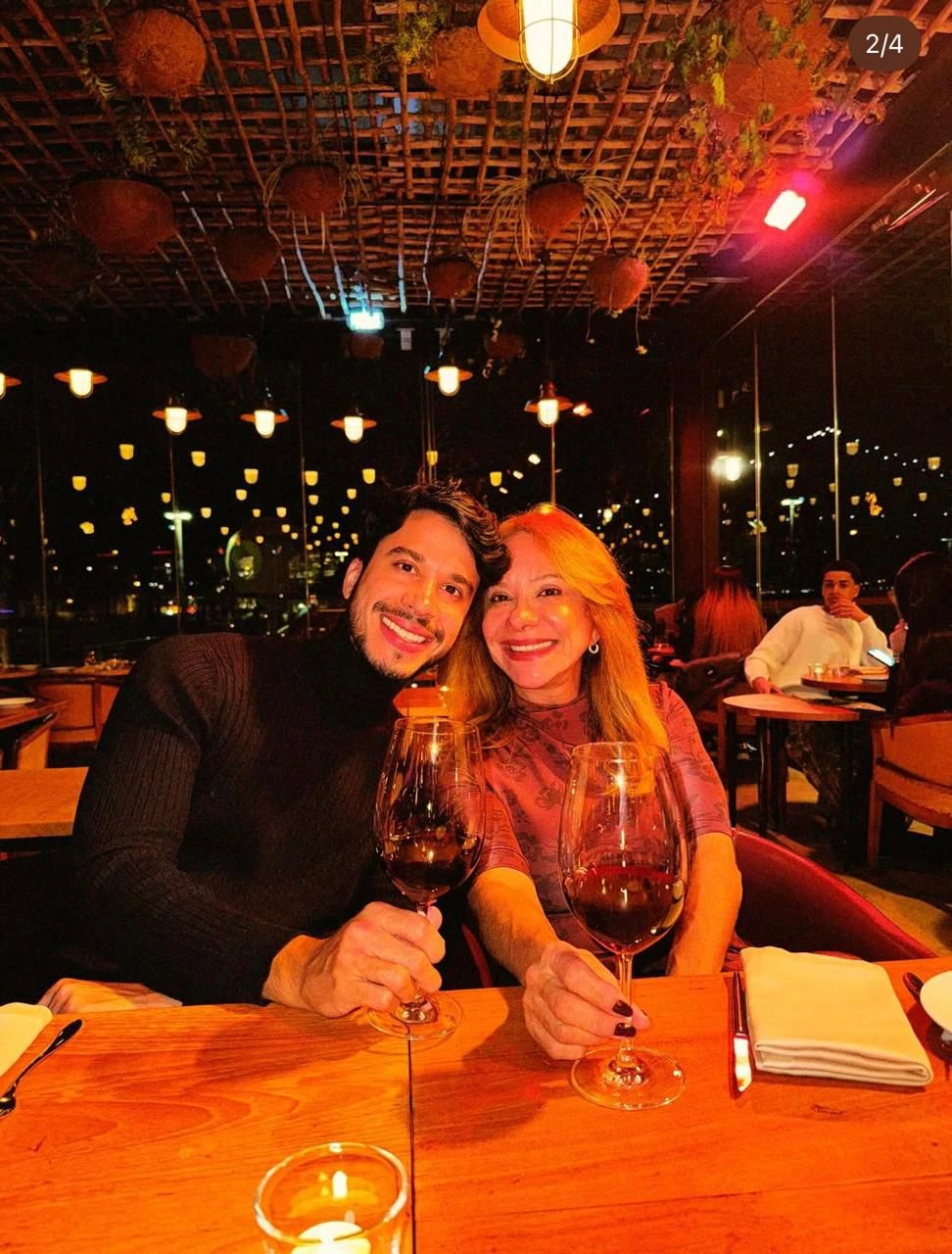 Empresária Soraya Aguiar em viagem internacional com o marido e o filho