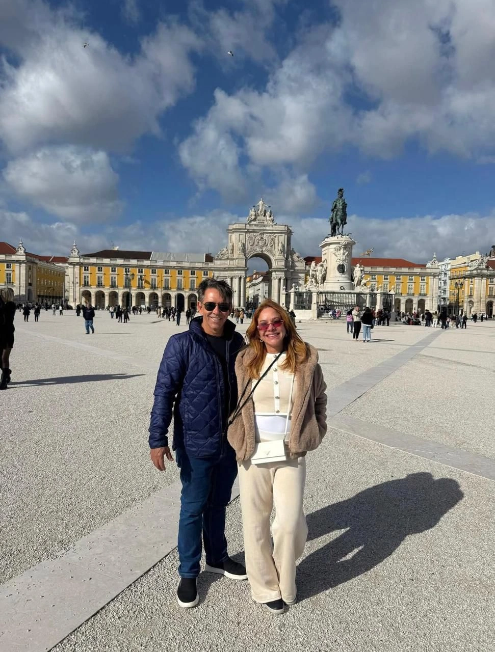 Empresária Soraya Aguiar em viagem internacional com o marido e o filho