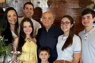 Empresário Jesus Tajra em festa, comemorando em família mais um ano de vida