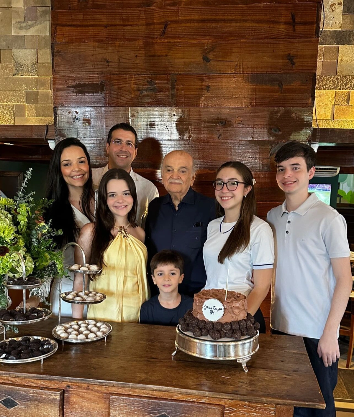 Empresário Jesus Tajra em festa, comemorando em família mais um ano de vida