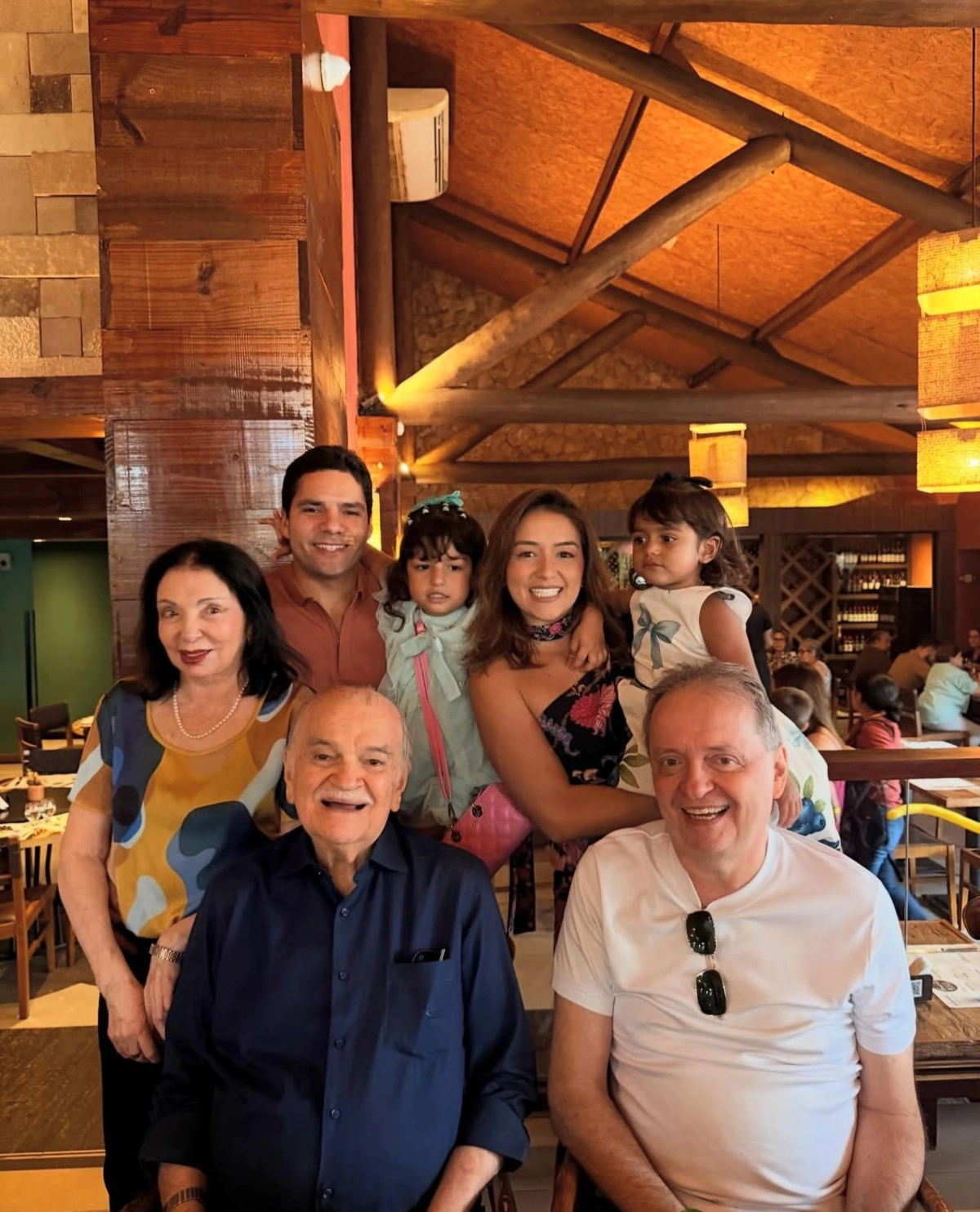 Empresário Jesus Tajra em festa, comemorando em família mais um ano de vida