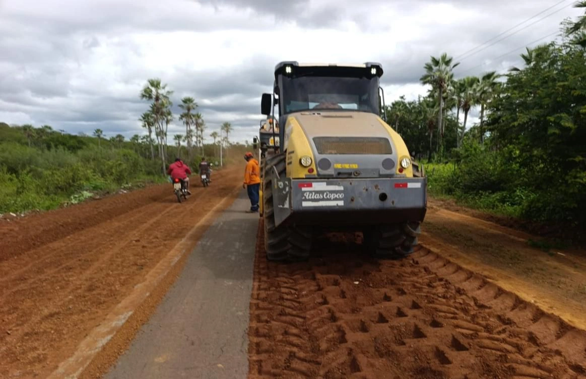 Equipes em pista na PI-242. Trecho entre as cidades de Wall Ferraz e Santa Cruz do Piauí.