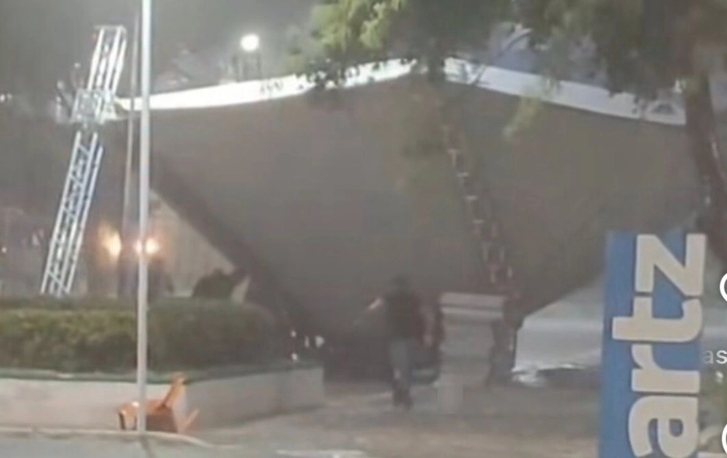 Estrutura desaba na Praça da Bandeira em Piripiri e deixa uma pessoa ferida