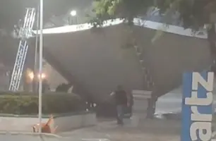 Estrutura desaba na Praça da Bandeira em Piripiri e deixa uma pessoa ferida (Foto: Reprodução)