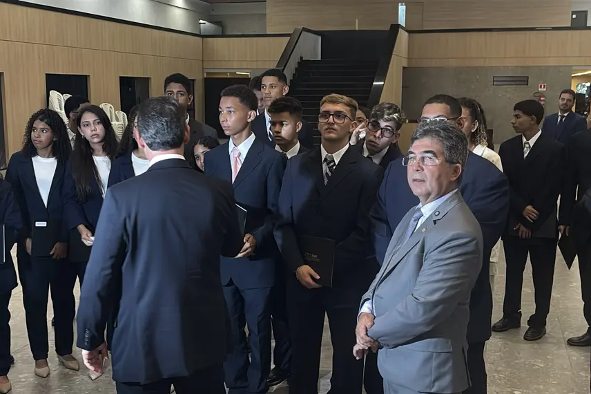 Estudantes vivenciam rotina parlamentar na Alepi pelo projeto Parlamento do Futuro