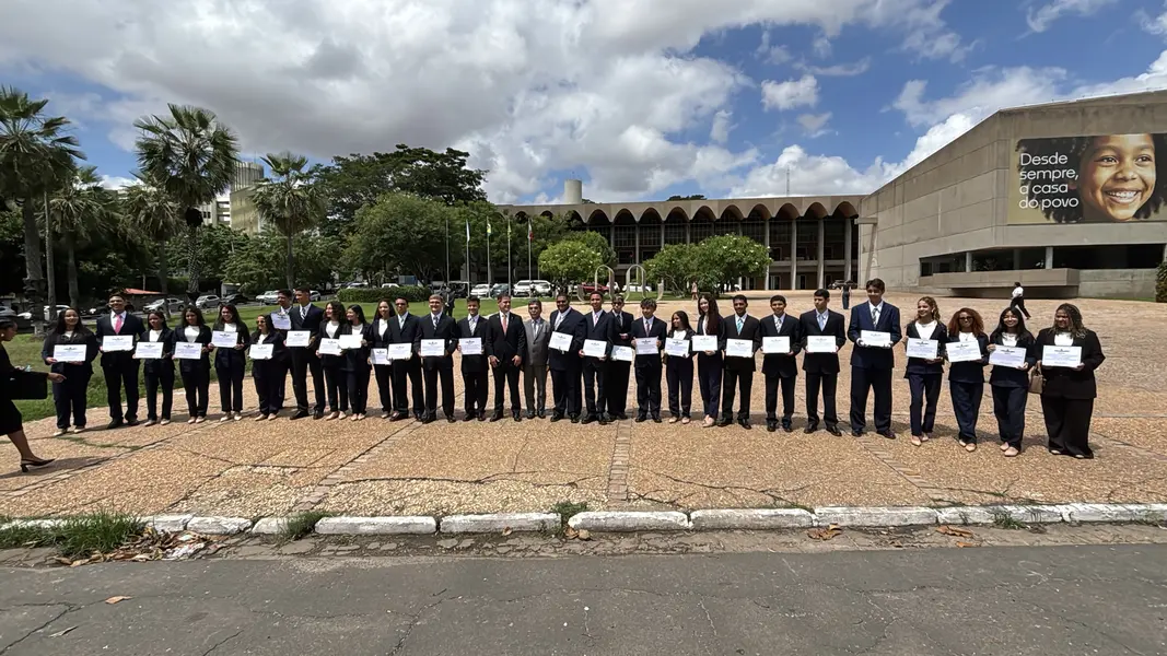 Estudantes vivenciam rotina parlamentar na Alepi pelo projeto Parlamento do Futuro