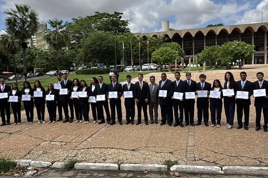 Estudantes vivenciam rotina parlamentar na Alepi pelo projeto Parlamento do Futuro
