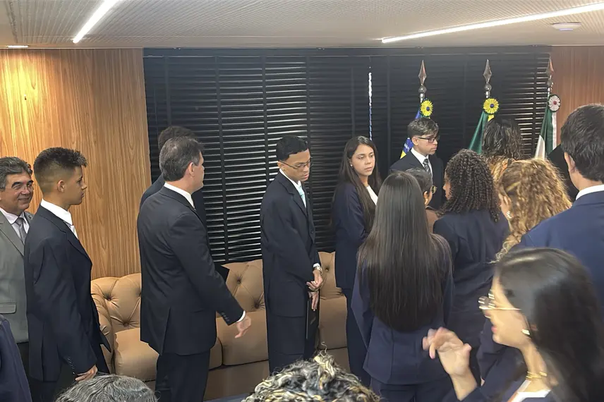 Estudantes vivenciam rotina parlamentar na Alepi pelo projeto Parlamento do Futuro