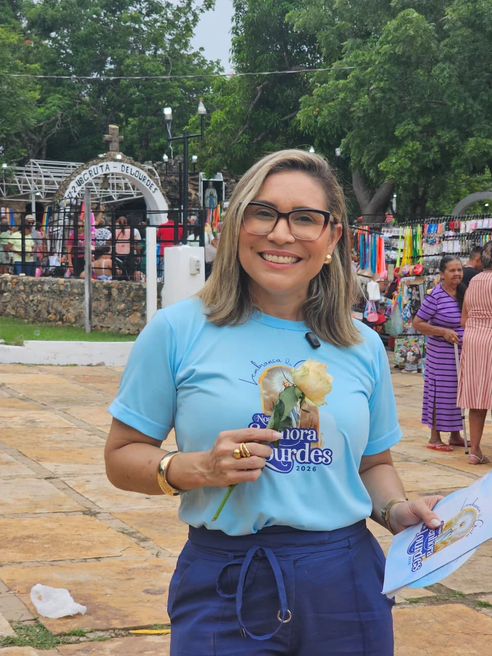 Fabiana Oliveira renova fé na Gruta da Betânia em noite de devoção