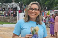 Fabiana Oliveira renova fé na Gruta da Betânia em noite de devoção