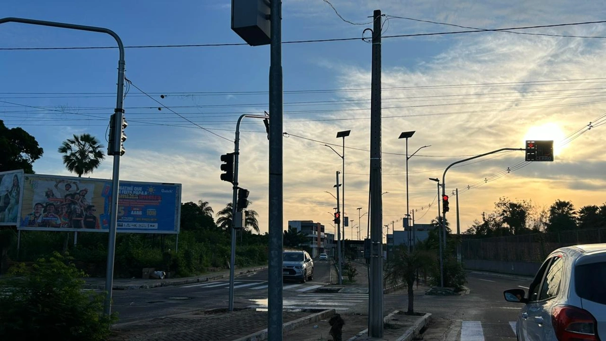 Floriano ganha novo semáforo para organizar fluxo em cruzamento estratégico