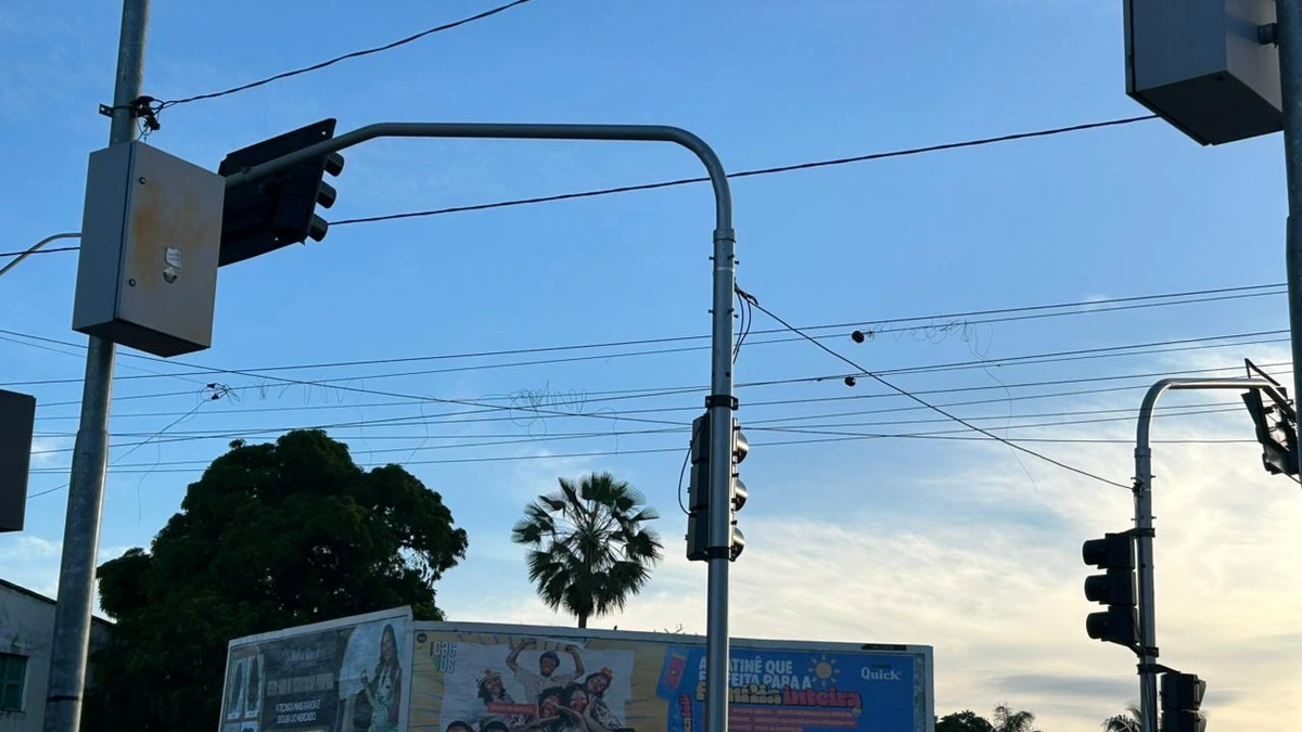 Floriano ganha novo semáforo para organizar fluxo em cruzamento estratégico