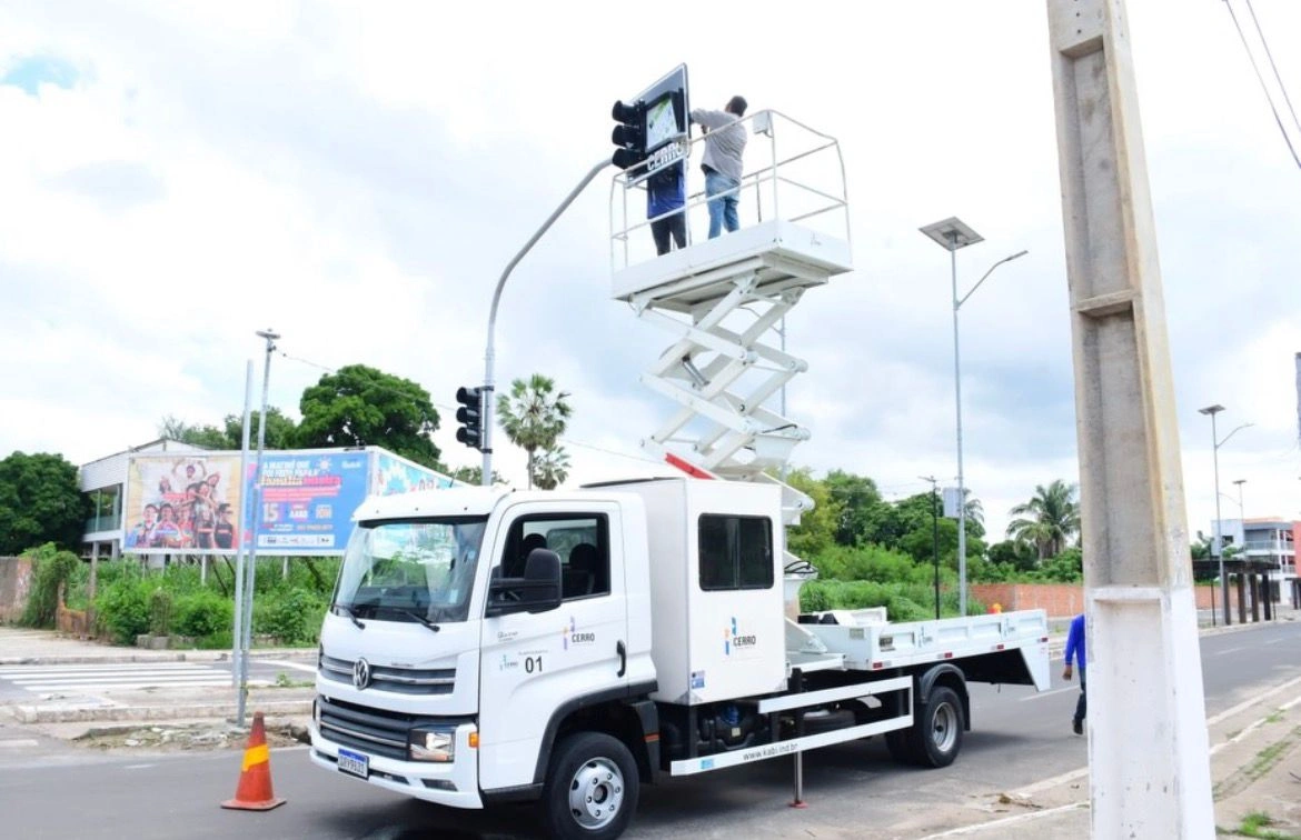Floriano ganha novo semáforo para organizar fluxo em cruzamento estratégico