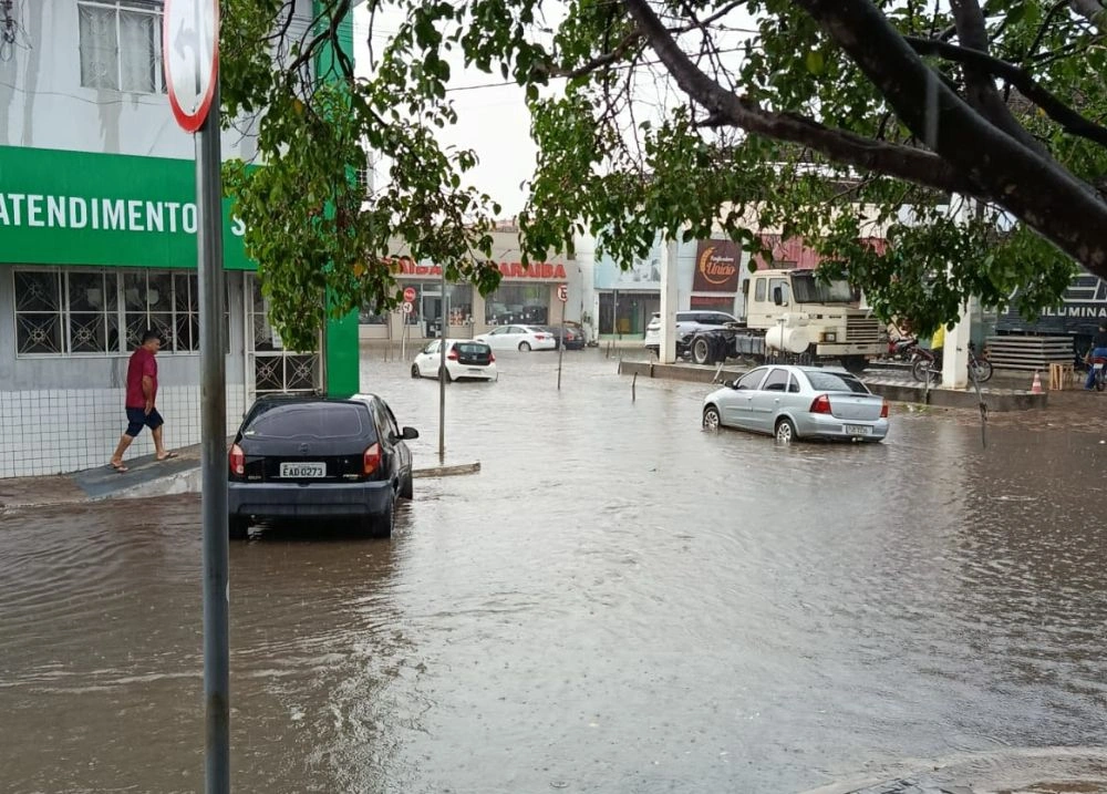 Forte chuva alaga ruas e causa transtornos em São Raimundo Nonato