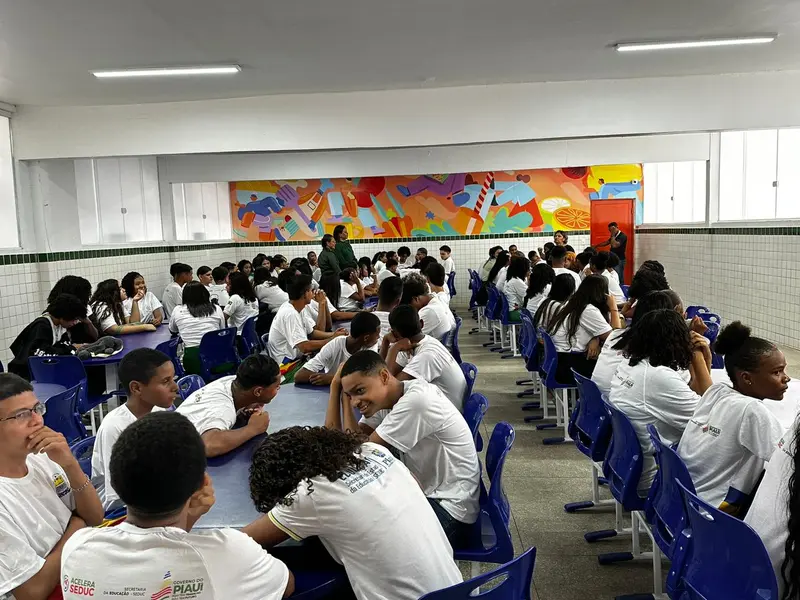 Governo do Piauí inaugura escola reformada e ampliada em Amarante