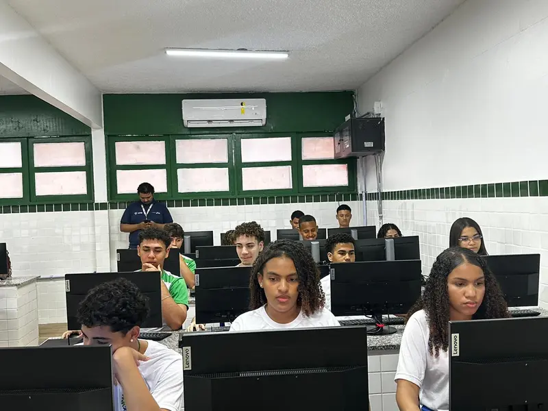Governo do Piauí inaugura escola reformada e ampliada em Amarante