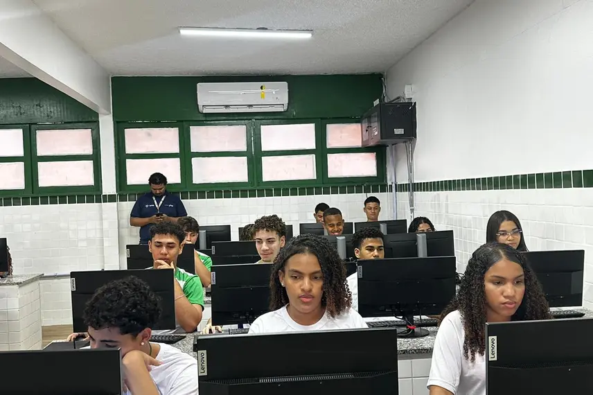 Governo do Piauí inaugura escola reformada e ampliada em Amarante