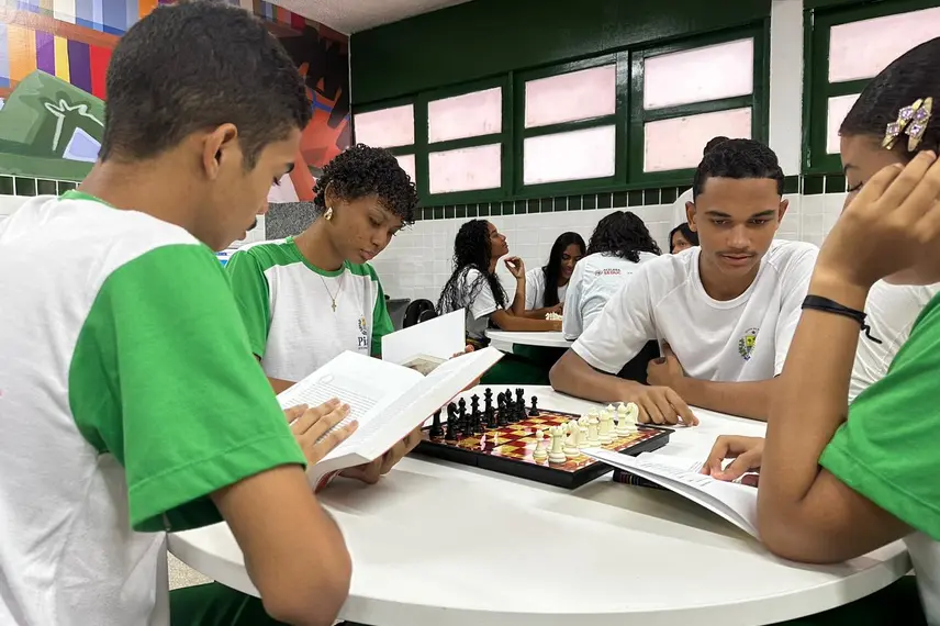 Governo do Piauí inaugura escola reformada e ampliada em Amarante